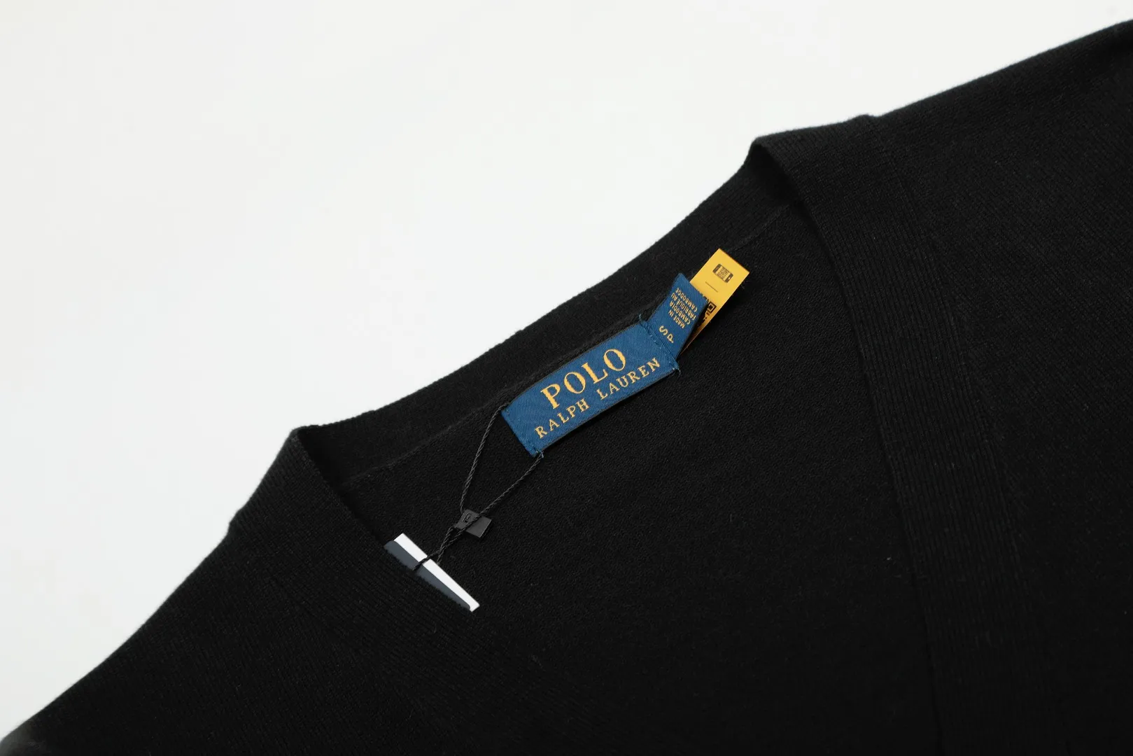 P250 Top quality" Style number: DS813# (not off the shelves all year round) [Ralph Lauren V-neck solid color pony embroidered logo jersey basic cardigan] ✅Ralph Lauren Ralph Lauren classic basic versatile knitted cardigan jacket for men and women couples ✅Main supplier platform live broadcast Wholesale entity Replenish when out of stock Not off the shelf ✅ZP quality 1:1 version Scan the code to enter the GF website Counter quality ✅Detailed quality is the only one in Guangzhou Imported quality cotton yarn, focusing on high-end, cost-effective, good quality needless to say. ✅Restore the original version. The maximum size can be worn up to 180 pounds. Loose, comfortable and stress-free. ✅The upper body is simple and easy to match. A must-have item for ootd. Good-looking clothes are never picky. A must-have for couples of the same style. Size: S-XL. Color: black, off-white, gray, navy.